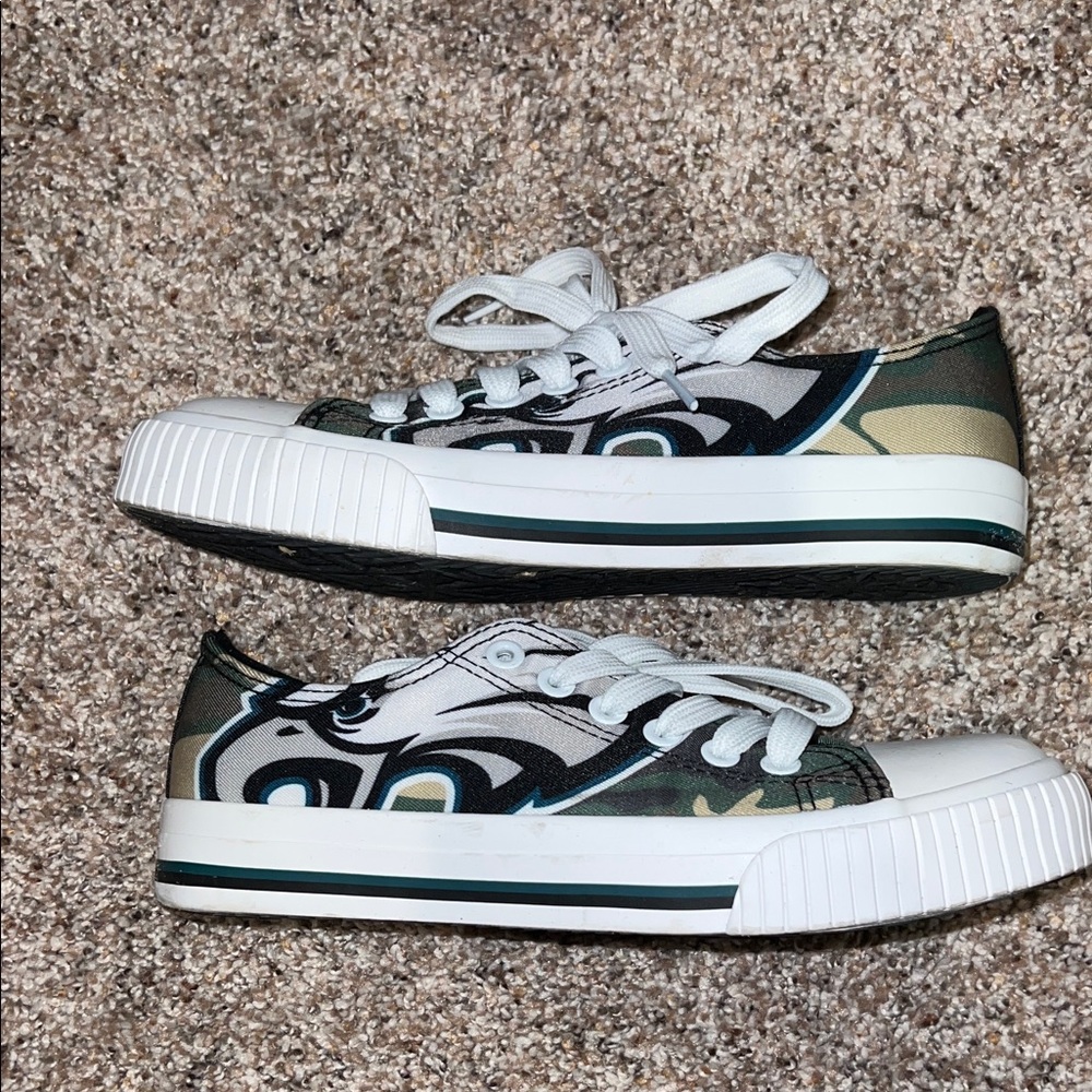 Philadelphia Eagles “converse style” sneakers, perfect for game day. Size 6!